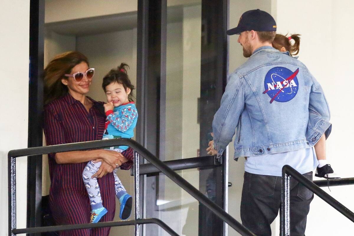 Los actores se muestran felices junto a sus dos hijas en un estacionamiento, donde fueron sorprendidos por las cámaras