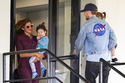 Los actores se muestran felices junto a sus dos hijas en un estacionamiento, donde fueron sorprendidos por las cámaras