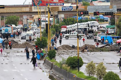 Los actuales bloqueos de rutas por parte de simpatizantes de Evo Morales han provocado hasta ahora cuatro muertos y decenas de heridos