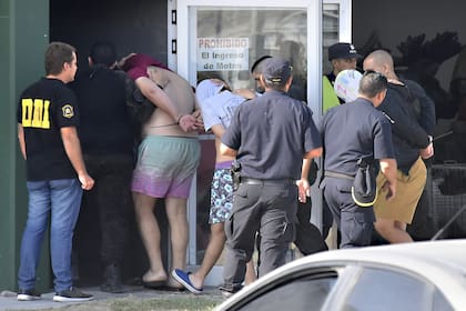 Los acusados del crimen de Fernando Báez Sosa entrando a la rueda de reconocimiento