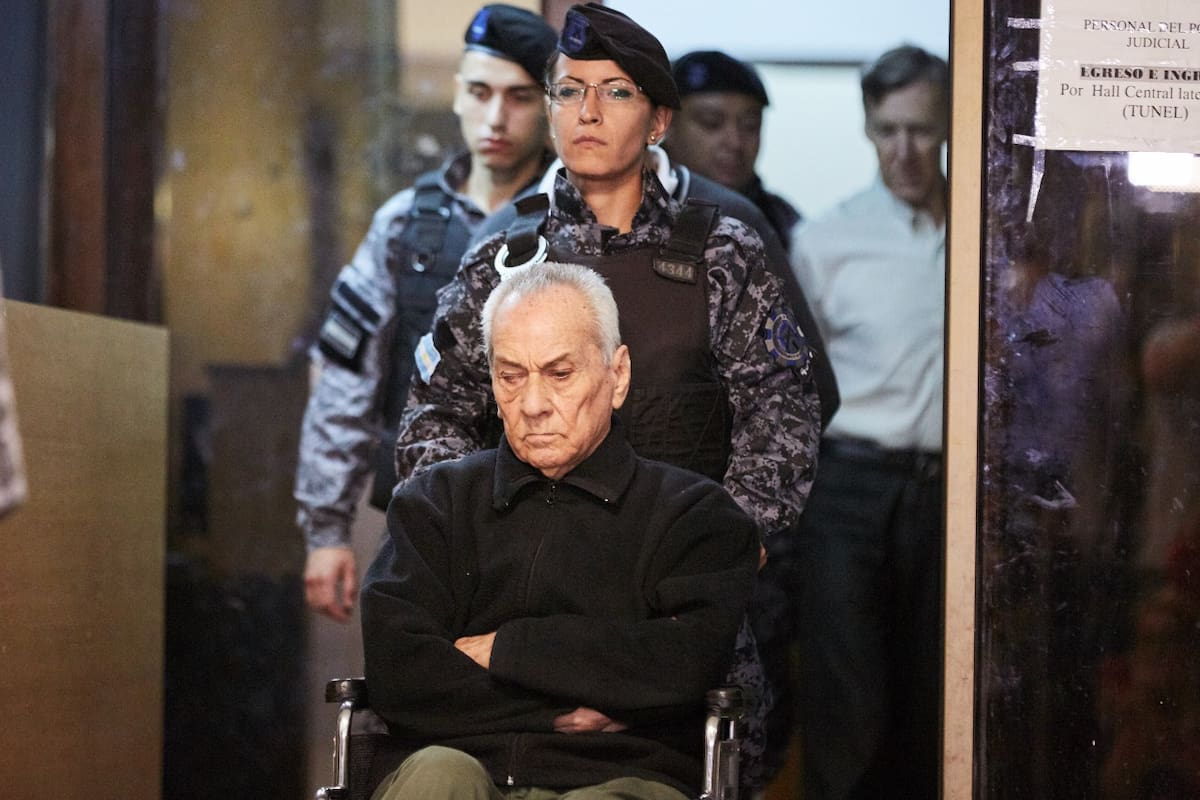 Los acusados, durante el ingreso a la sala de debate, esta mañana, en total silencio.