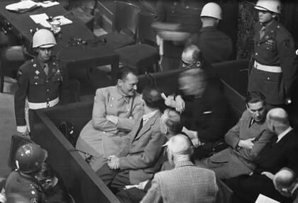 Los acusados en el tribunal de Nuremberg conversando (diciembre 4, 1945)