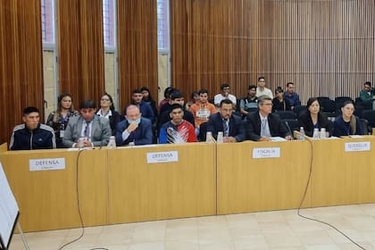 Los acusados, sus defensores, la fiscalía y la querella, en el histórico juicio por jurados indígena en Chaco