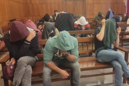 Los acusados, tapados con sus capuchas.