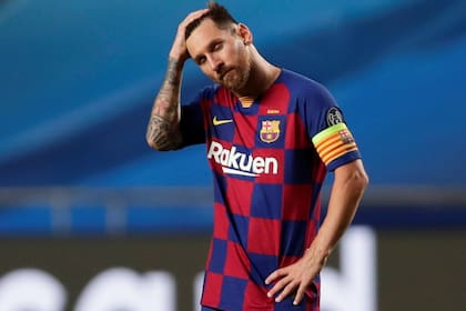 Los ademanes derrotistas de Messi cuando pierde un partido importante son ostensibles, como su ausencia en el juego en derrotas sonoras.