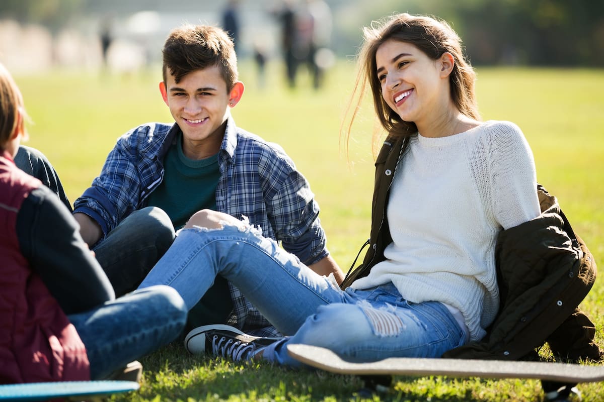 Los adolescentes de hoy se apropian de expresiones de los cantantes del momento y de los influencers; los especialistas reconocen el fenómeno como un proceso de identidad habitual que atraviesan todas las generaciones