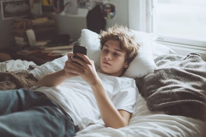 Los adolescentes recurren a mecanismos que les proporcionan alivio inmediato, como el consumo de alcohol, tranquilizantes o dispositivos tecnológicos
