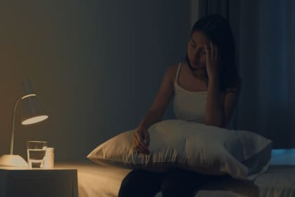 Los adolescentes se acuestan tarde y deben levantarse temprano para asistir a clases, acumulando una deuda de sueño con consecuencias directas en su salud