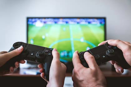 Los adolescentes son los que pasan más tiempo frente a las pantallas (Unsplash)