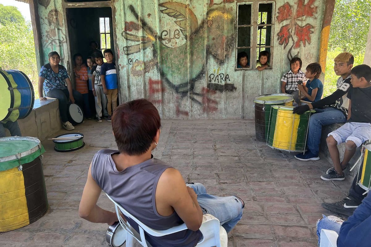 Los adolescentes y jóvenes de la comunidad Tres Pozos practican sus canciones de murga