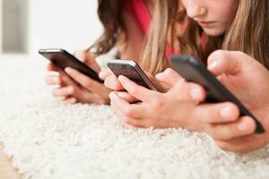 Los adolescentes y los celulares, una imagen que ya resulta familiar.