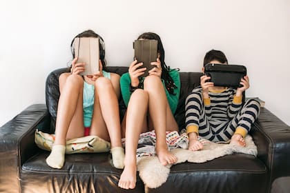 Los adolescentes y niños son los más perjudicados por la manipulación emocional que utilizan las empresas para mantenerte conectado, dice el experto.