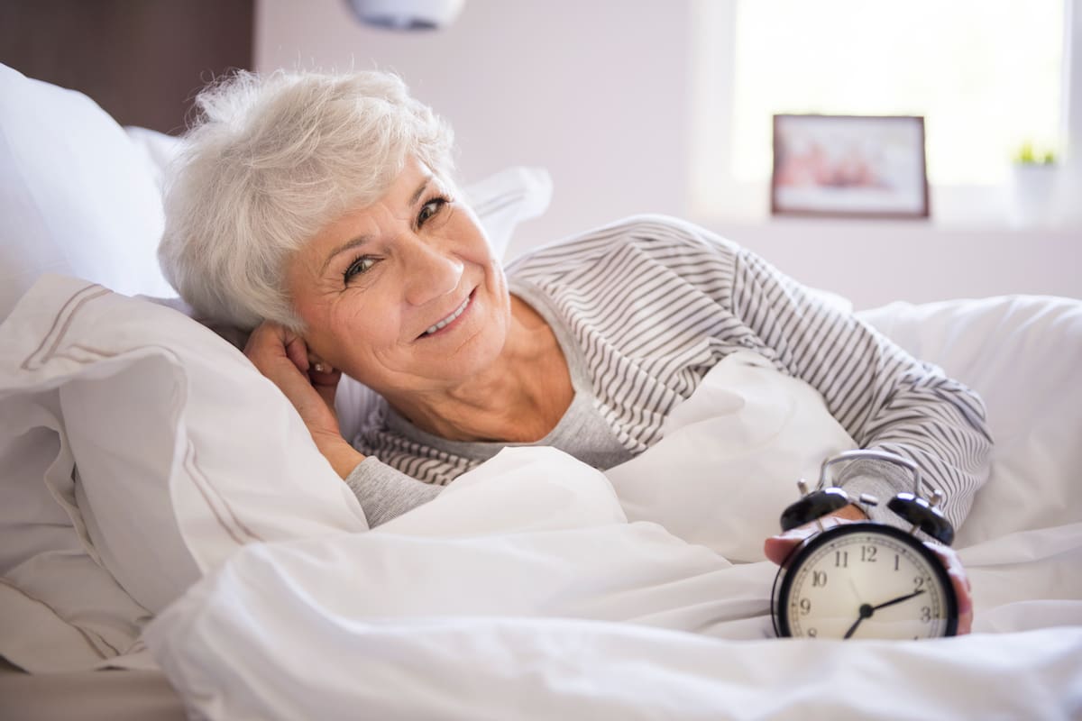 Los adultos mayores necesitan entre 7 y 8 horas de sueño por noche, según los expertos