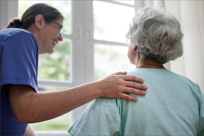 Los adultos mayores y las personas con enfermedades preexistentes tienen mayor riesgo de desarrollar cuadros graves