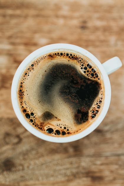 Los adultos pueden consumir sin ningún problema alrededor de 400 miligramos de cafeína por día
