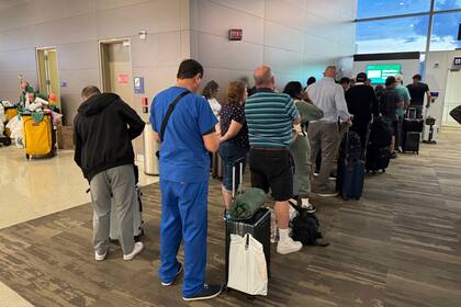 Los aeropuertos de Estados Unidos registran severas demoras debido a los efectos del cierre de gobierno