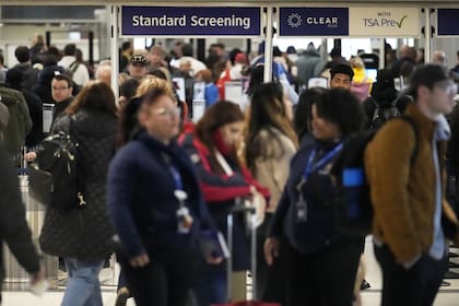 Los aeropuertos de Houston anunciaron que las operaciones de vuelo se suspenderían a partir del martes (David J. Phillip/AP)