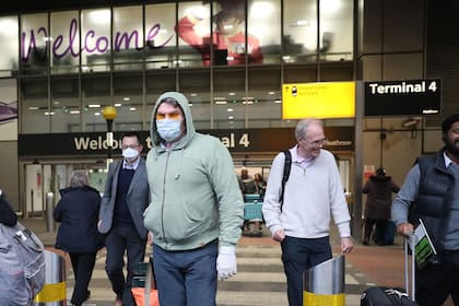 Los aeropuertos del mundo toman medidas para prevenir el ingreso del virus