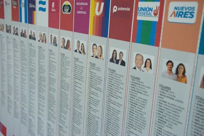 Los afiches con el modelo de la Boleta Única de Papel que se exhibirán en los centros de votación