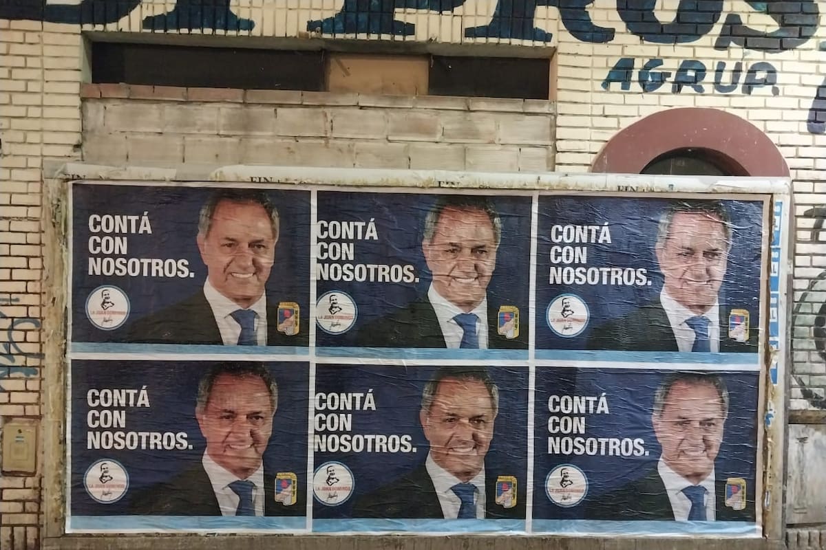 Los afiches de Daniel Scioli que aparecieron la semana pasada en el centro porteño, firmados por la agrupación Juan Domingo, vinculada a Baldomero Álvarez