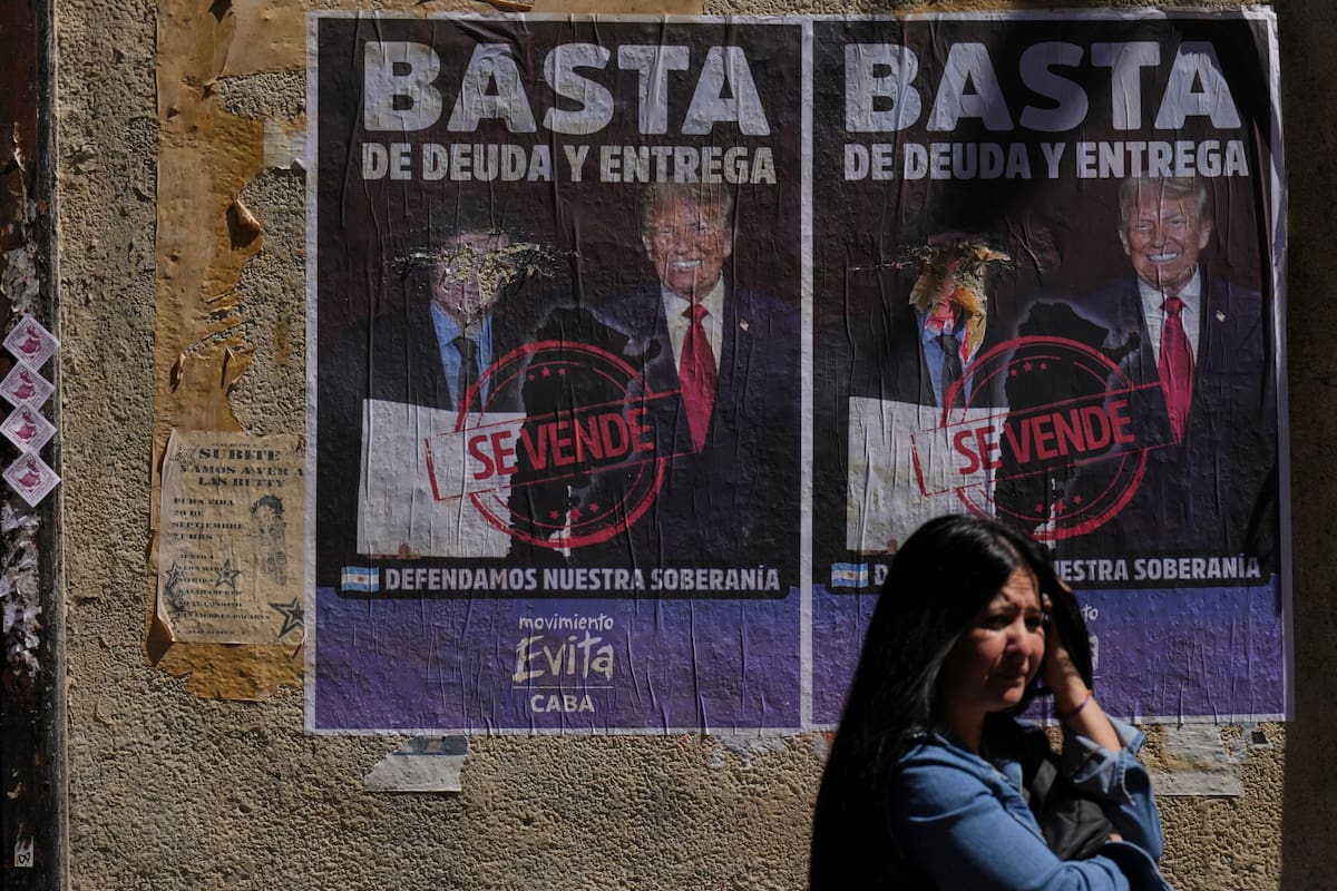 Los afiches de la oposición en contra del auxilio de Trump a Milei comenzaron a poblar las paredes de Buenos Aires