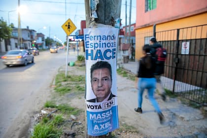 Los afiches de Massa y Espinoza se multiplican por decenas de miles en La Matanza