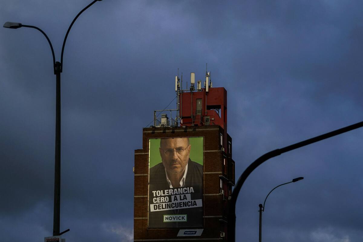 Los afiches del candidato Edgardo Novick cuya principal consigna de campaña es tolerancia cero a la delincuencia