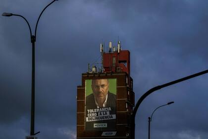 Los afiches del candidato Edgardo Novick cuya principal consigna de campaña es tolerancia cero a la delincuencia