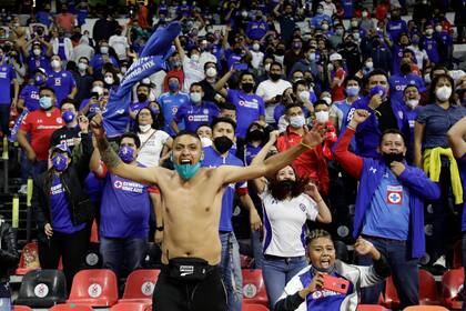 Los aficionados de Cruz Azul festejan un tanto de Jonathan Rodríguez ante Toluca, en la vuelta de los cuartos de final de la Liga MX, el sábado 15 de mayo de 2021 (AP Foto/Eduardo Verdugo)