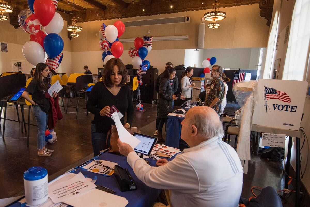 Los afiliados demócratas, ayer, en un centro de votación de Beverly Hills, California, donde Sanders era el favorito