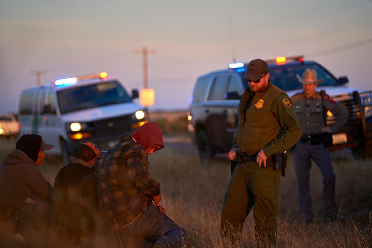 Los agente fronterizos reforzaron la vigilancia por cielo, mar y tierra en Yuma, Arizona