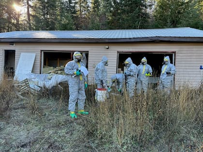 Los agentes allanaron el lugar y arrestaron a una persona; entre otros objetos se incautaron armas de fuego y miles de dólares canadienses en efectivo