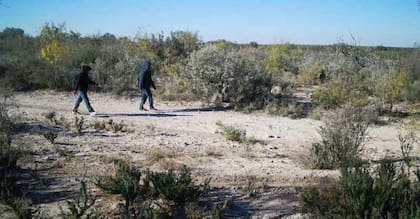 Los agentes arrestaron a Flores-Flores junto a otro inmigrante ilegal de México que habían ingresado sin autorización a un rancho privado en el condado de Kinney