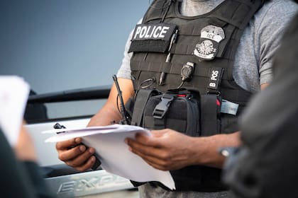 Los agentes de inmigración podrían mostrar una orden judicial o tener una orden administrativa