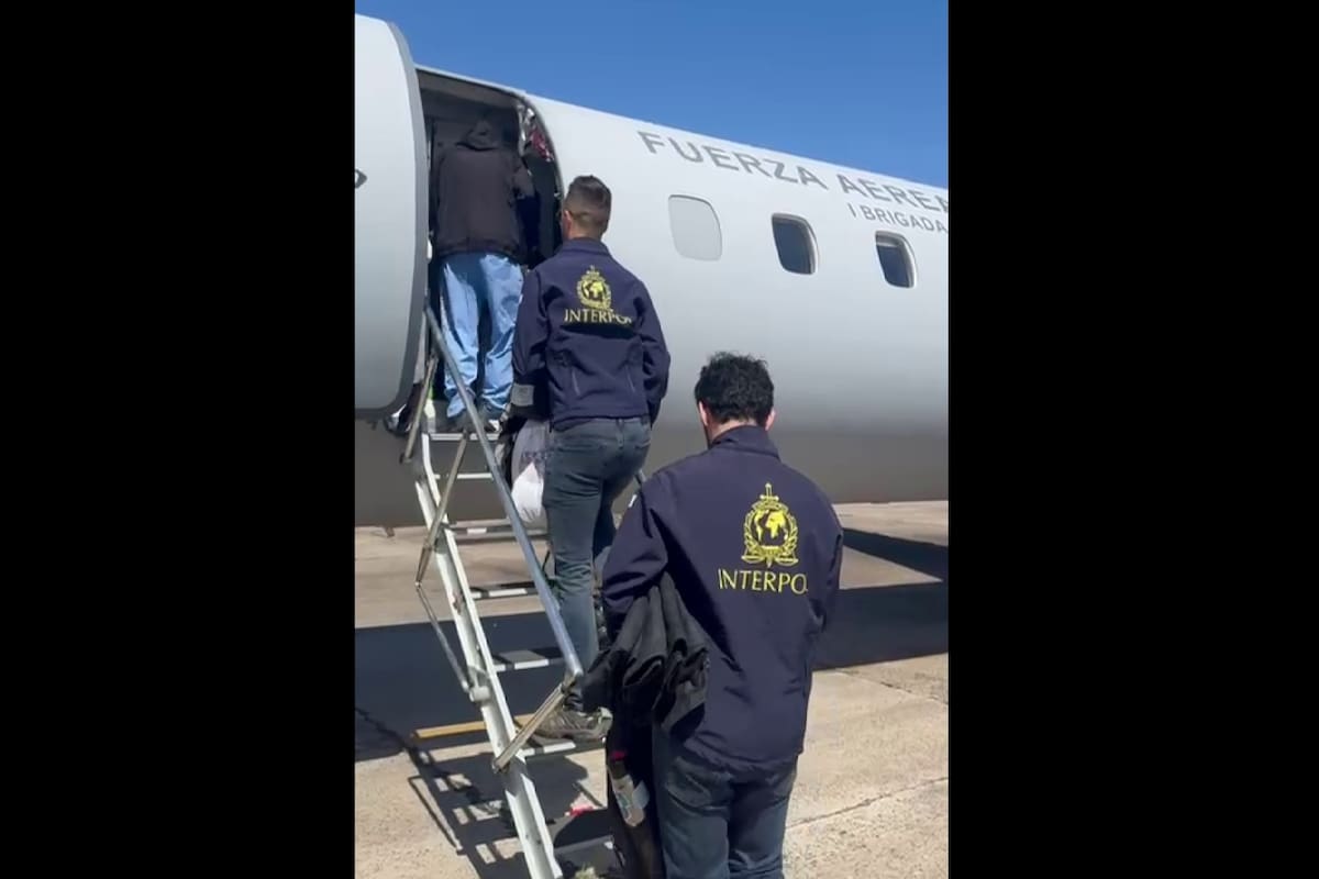 Los agentes de Interpol, abordando el avión de la Fuerza Aérea Argentina que los conducirá a Perú, de donde traerán al país a Matías Ozorio
