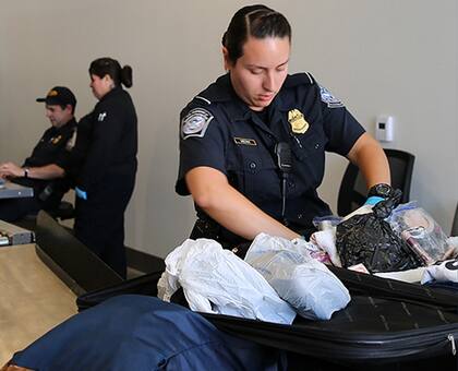 Los agentes de la CBP confiscaron los narcóticos y el vehículo con la droga
