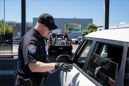 Los agentes de la CBP controlan tanto la salida como la entrada de vehículos a Estados Unidos