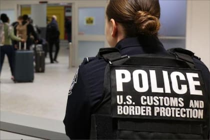 Los agentes de la CBP detuvieron al viajero mientras realizaban un control de salida en un vuelo con destino a Santiago, República Dominicana