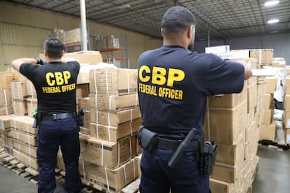 Los agentes de la CBP se encargan de inspeccionar los envíos que entran por las fronteras