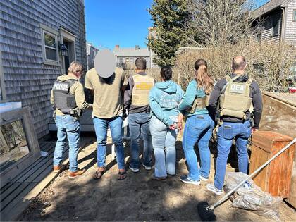 Los agentes de la DEA e ICE arrestaron a dos migrantes ilegales, uno de ellos acusado de violencia doméstica y secuestro