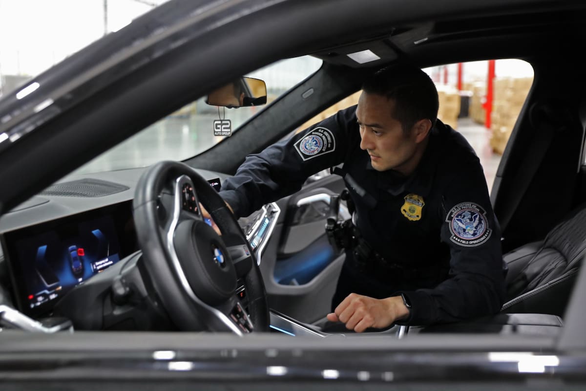 Los agentes de la Oficina de Aduanas y Protección Fronteriza (CBP, por sus siglas en inglés) revisaron las ruedas del auto y encontraron plata no declarada