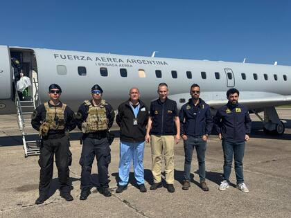 Los agentes de la Policía de la Provincia de Buenos Aires y de la delegación de Interpol, a punto de embarcar hacia Perú para buscar a Matías Ozorio