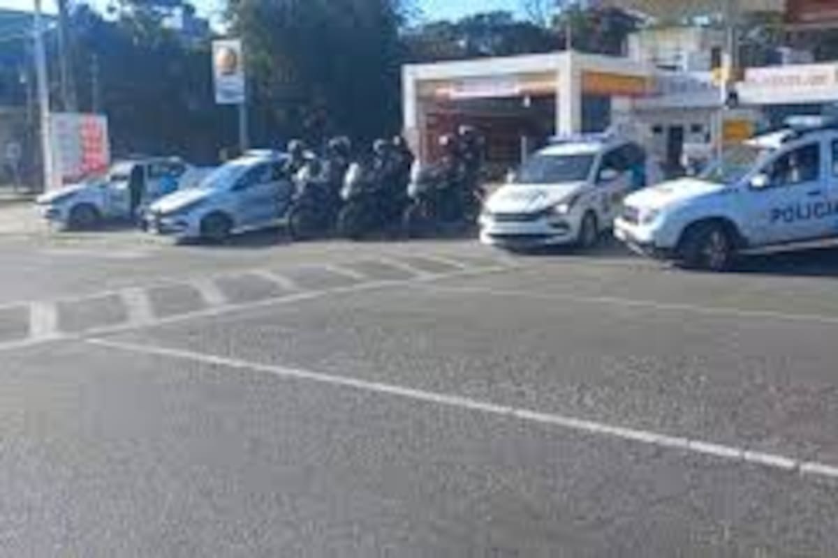 Los agentes de policía protestando frente a una estación de servicio de Ituzaingó
