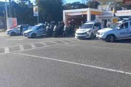 Los agentes de policía protestando frente a una estación de servicio de Ituzaingó