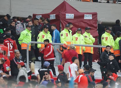 Los agentes de Tech Security, en la cancha de River, en junio de 2023, cuando un hincha cayó desde la platea Sívori y perdió la vida
