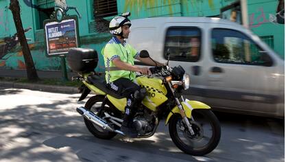 Los agentes de tránsito circulan filmando autos en infracción