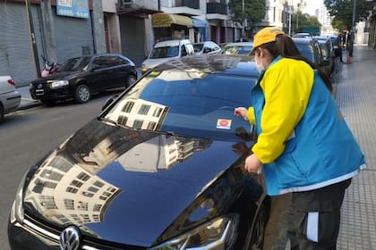 Los agentes de tránsito comenzaron con la campaña de concientización; desde mañana harán multas a los autos mal estacionados