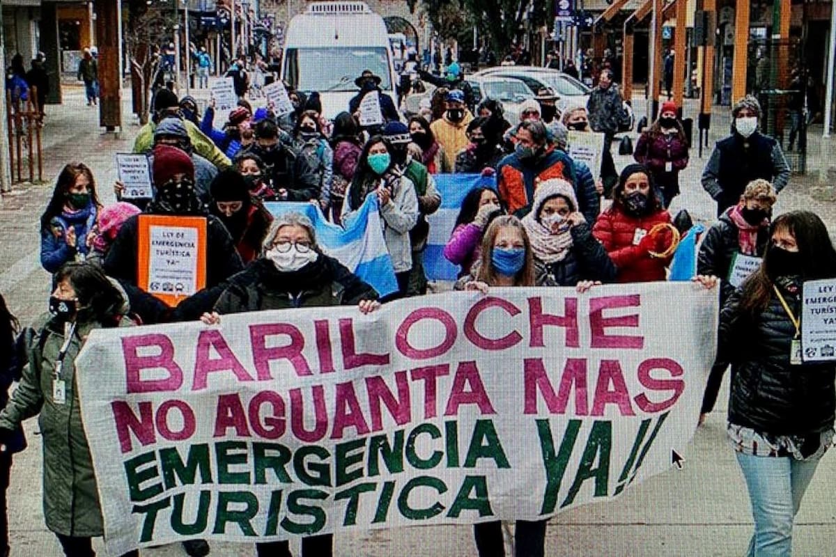 Los agentes de viaje de Bariloche, en una marcha en reclamo de ayuda al sector turístico