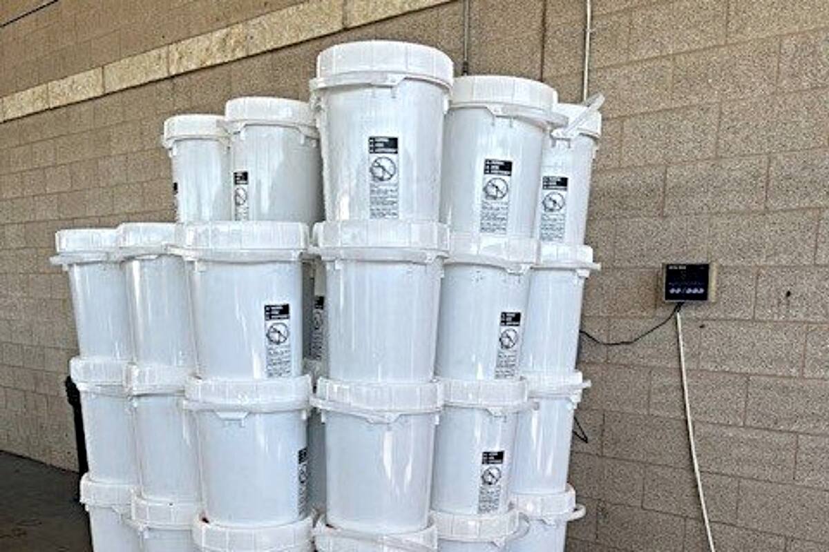 Los agentes decomisaron más de 70 baldes que contenían una sustancia ilegal