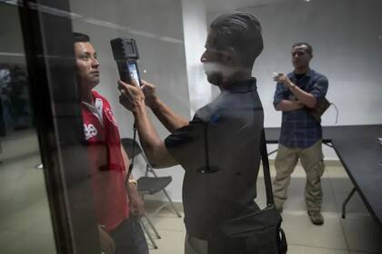 Los agentes del CBP procesan a un millón de viajeros al día. Solo algunos casos tienen un proceso de investigación adicional